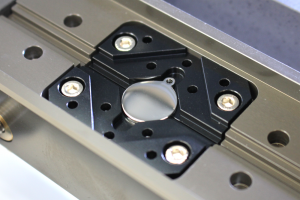 Un étau de fixation facile pour différentes formes / tailles., machine gravage Magic-5P vision-technologies.fr